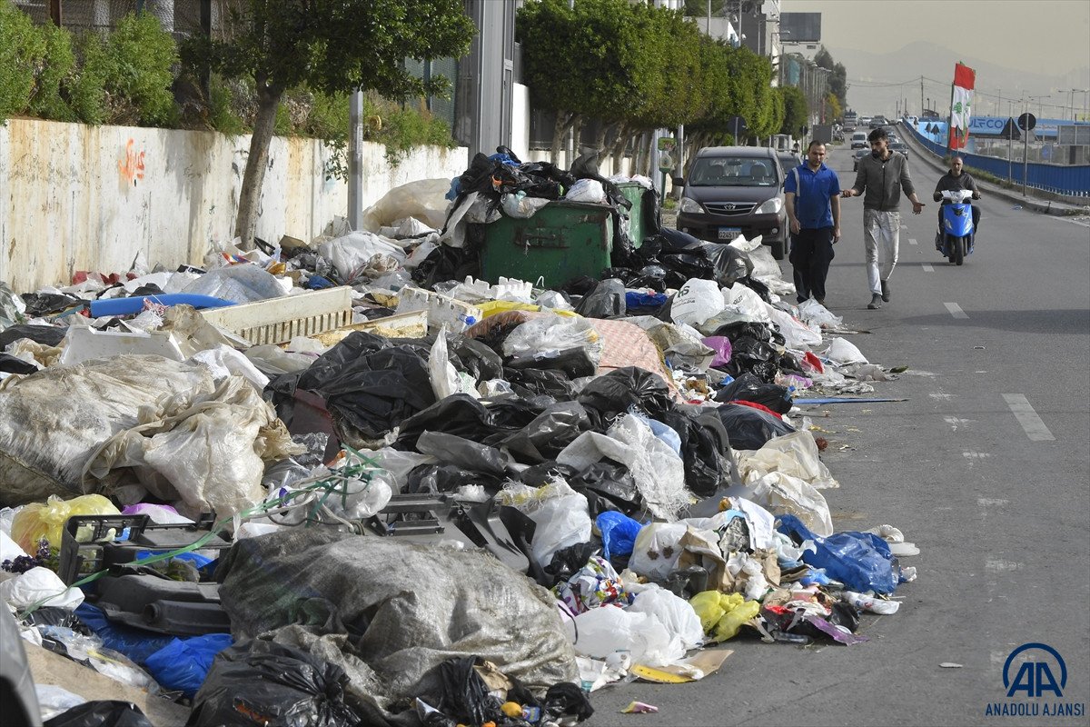 Beyrut sokaklarında çöp yığınları #7