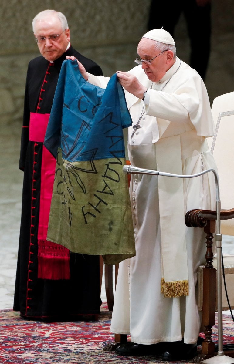 Pope Francis kisses the Ukrainian flag #4