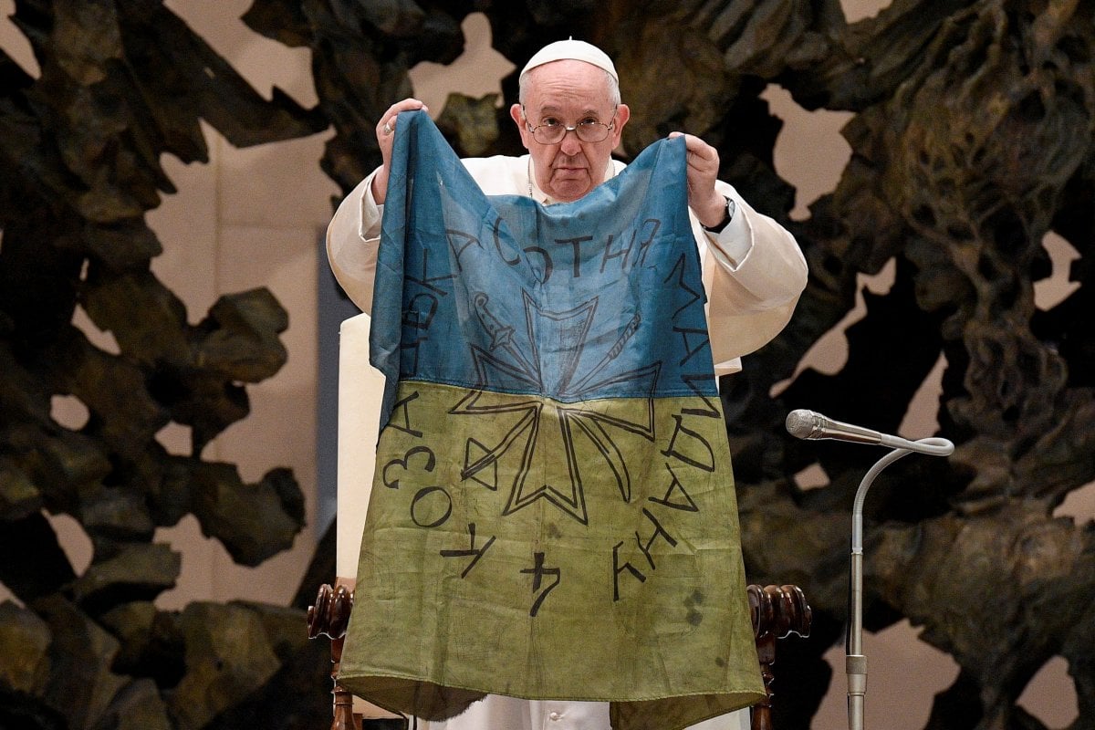 Pope Francis kisses the Ukrainian flag #3