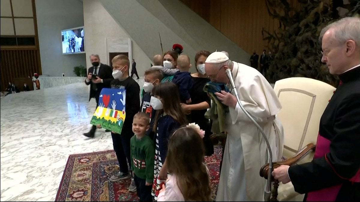 Pope Francis kisses the Ukrainian flag #2