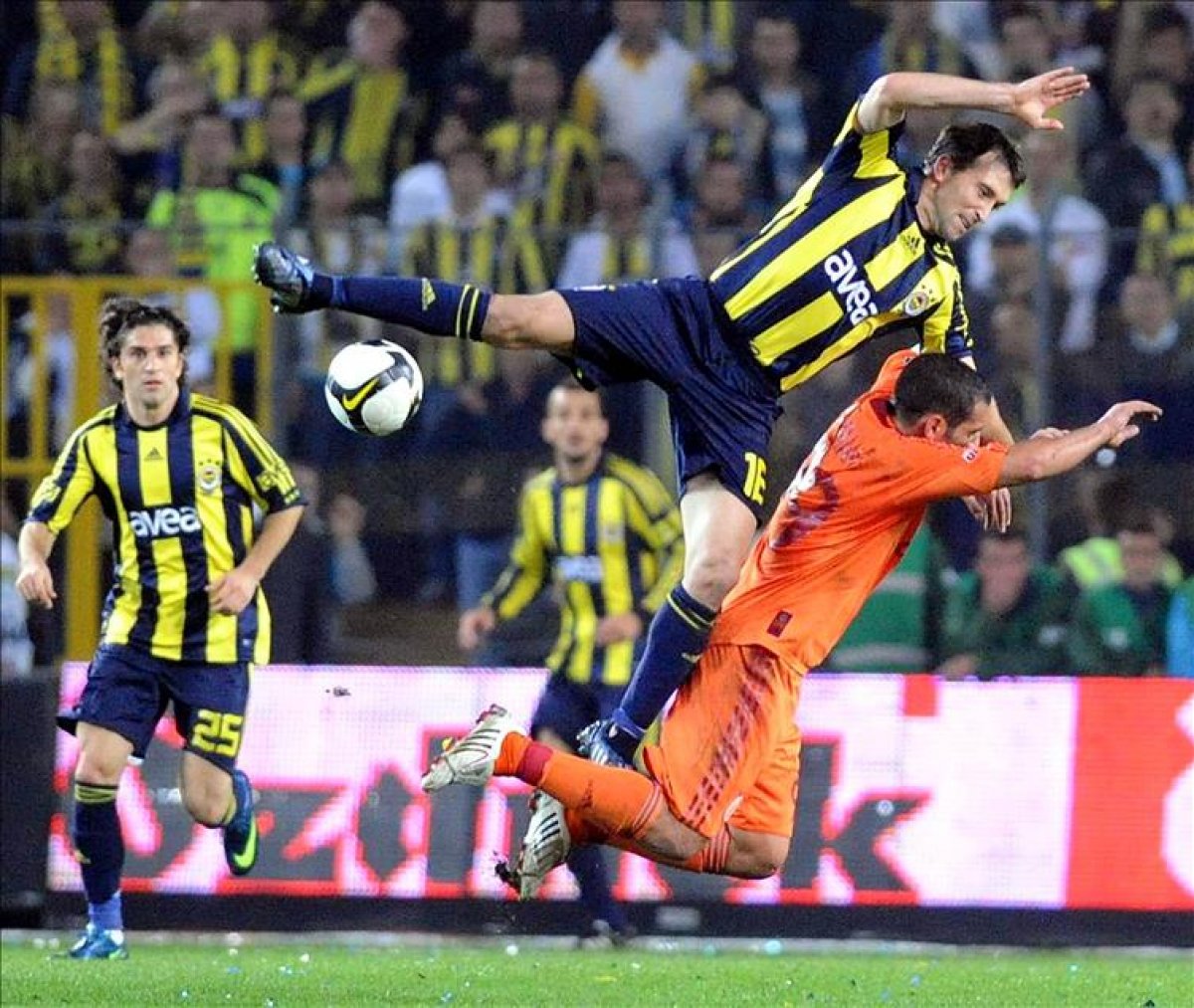 Fenerbahçe ile Galatasaray arasındaki derbi maçları kart rekoru kırıyor #4
