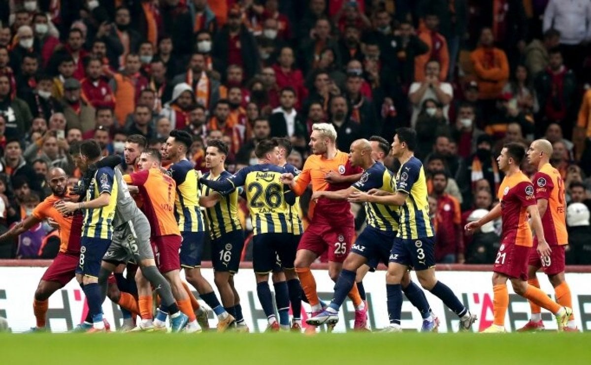 Fenerbahçe ile Galatasaray arasındaki derbi maçları kart rekoru kırıyor #5