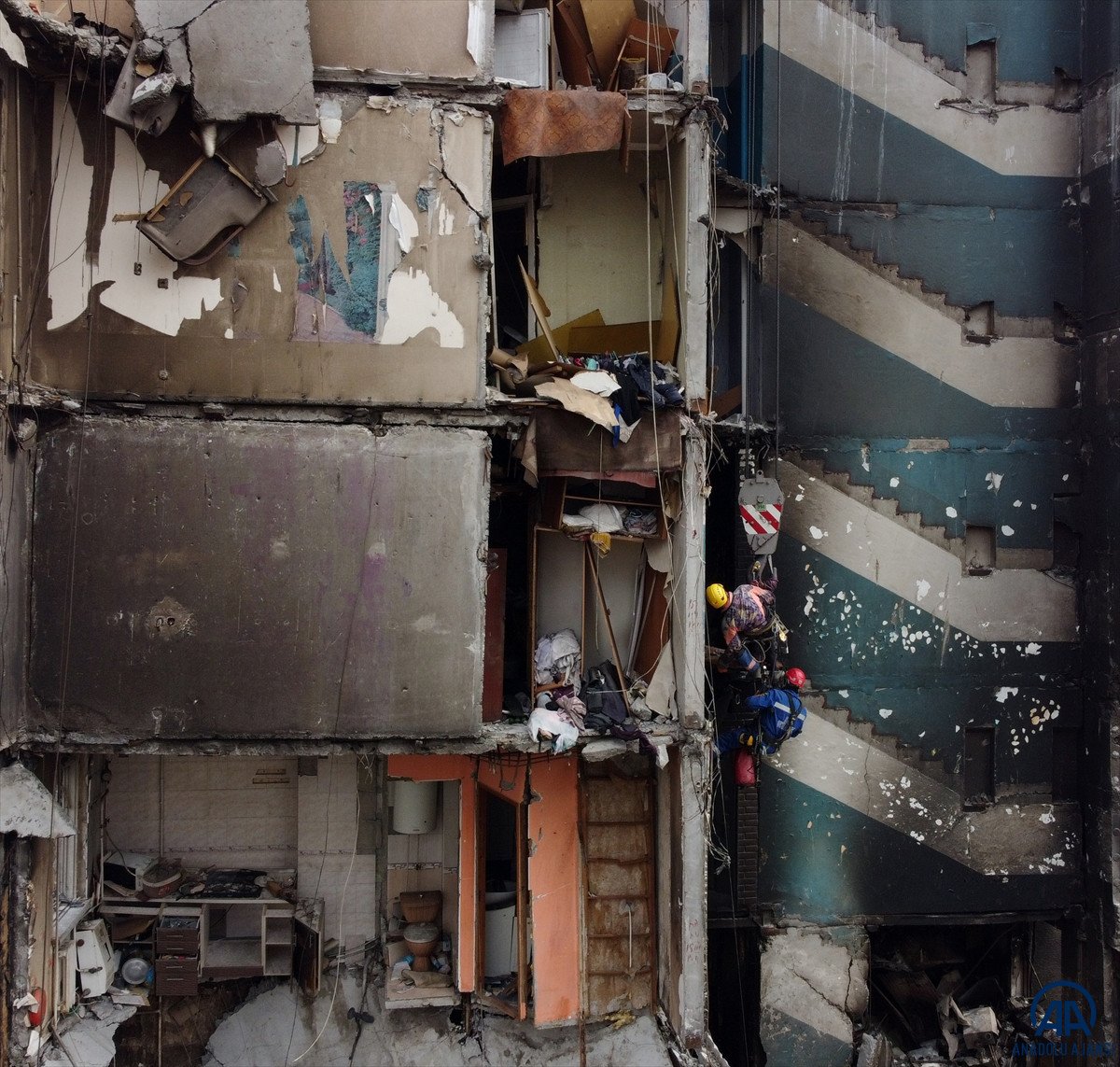 The bodies of civilians who were buried under the rubble in Borodyanka were found #4