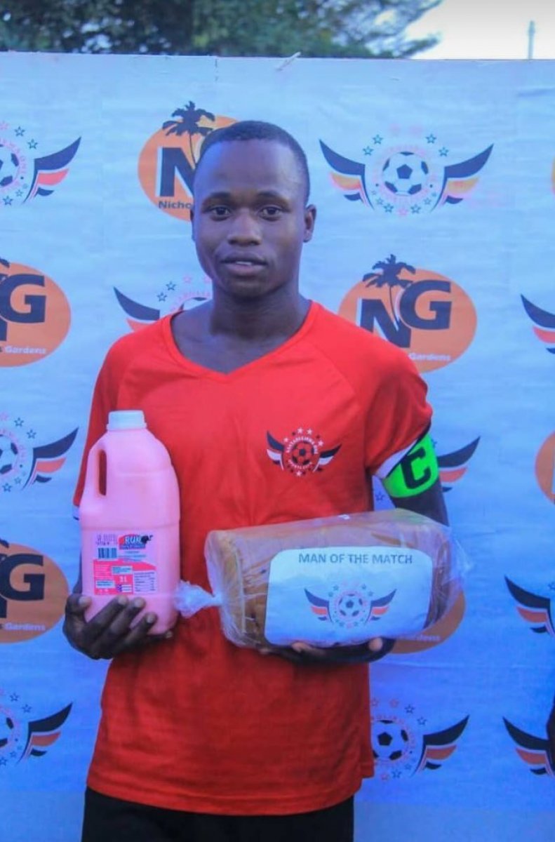 Uganda Ligi nde maçın oyuncusuna ekmek ve süt verdiler #1
