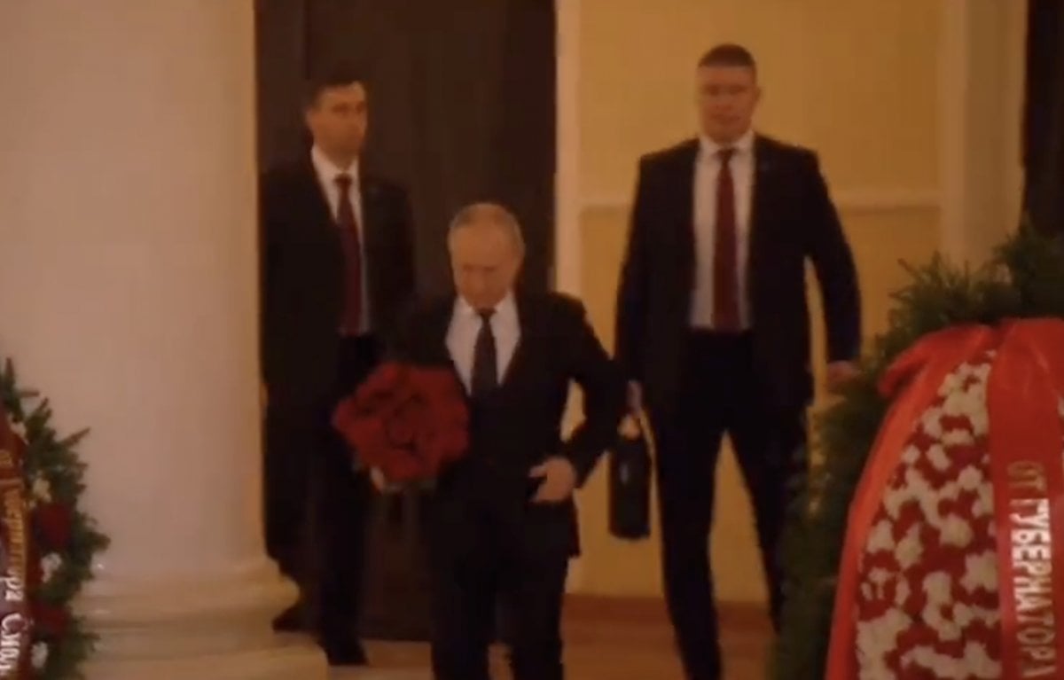 Putin went to Zhirinovski's funeral with a nuclear bag #1