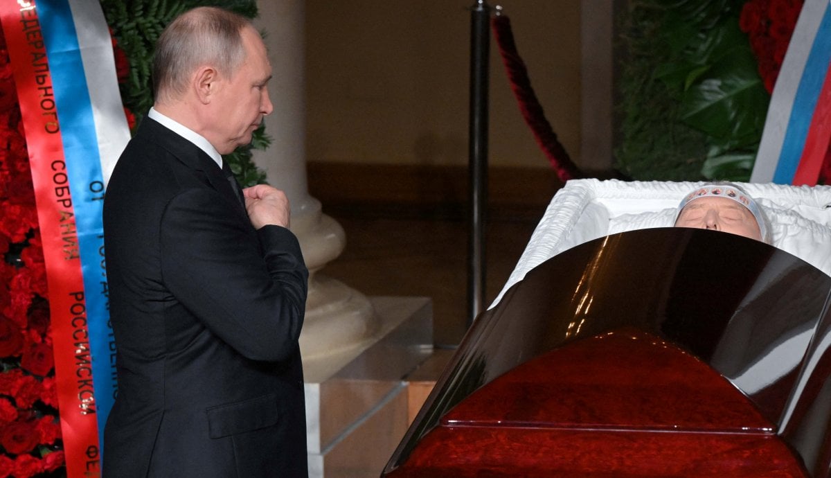Putin went to Zhirinovsky's funeral with a nuclear bag #5