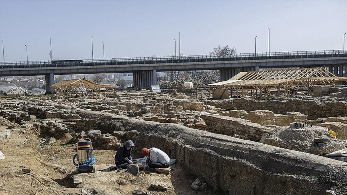 Haydarpaşa kazılarında Helenistik döneme ait kiremit mezar keşfedildi #4