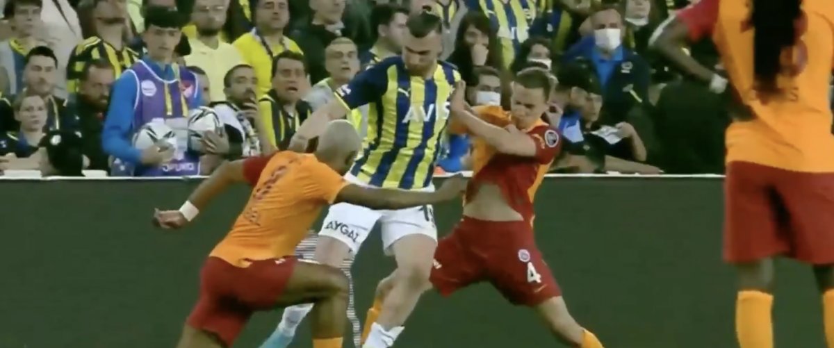 Galatasaray dan gol öncesi faul itirazı #1