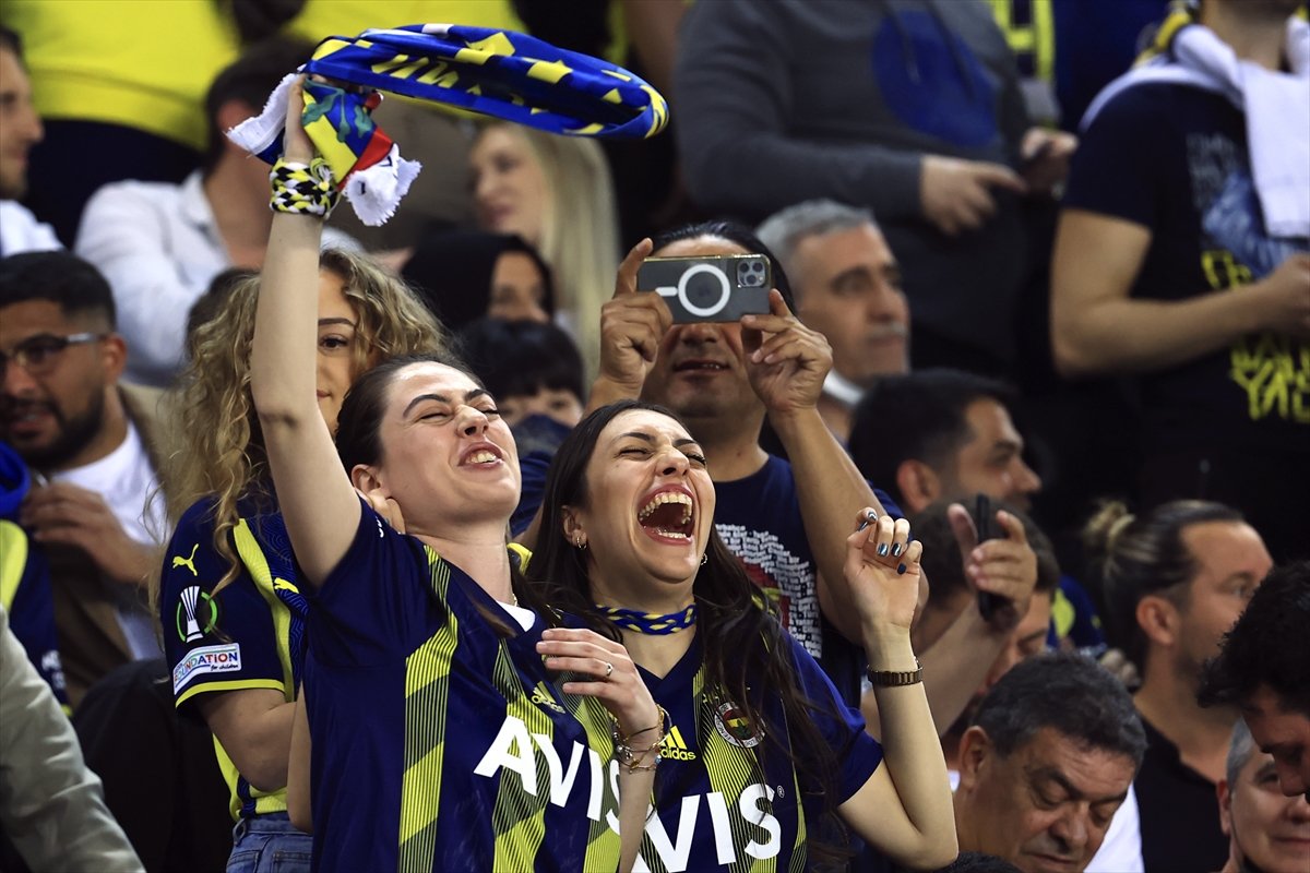 Fenerbahçe, Galatasaray ı 2 golle mağlup etti #8