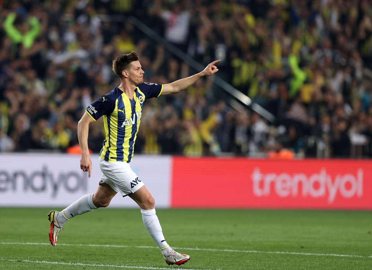 Fenerbahçe, Galatasaray ı 2 golle mağlup etti #1