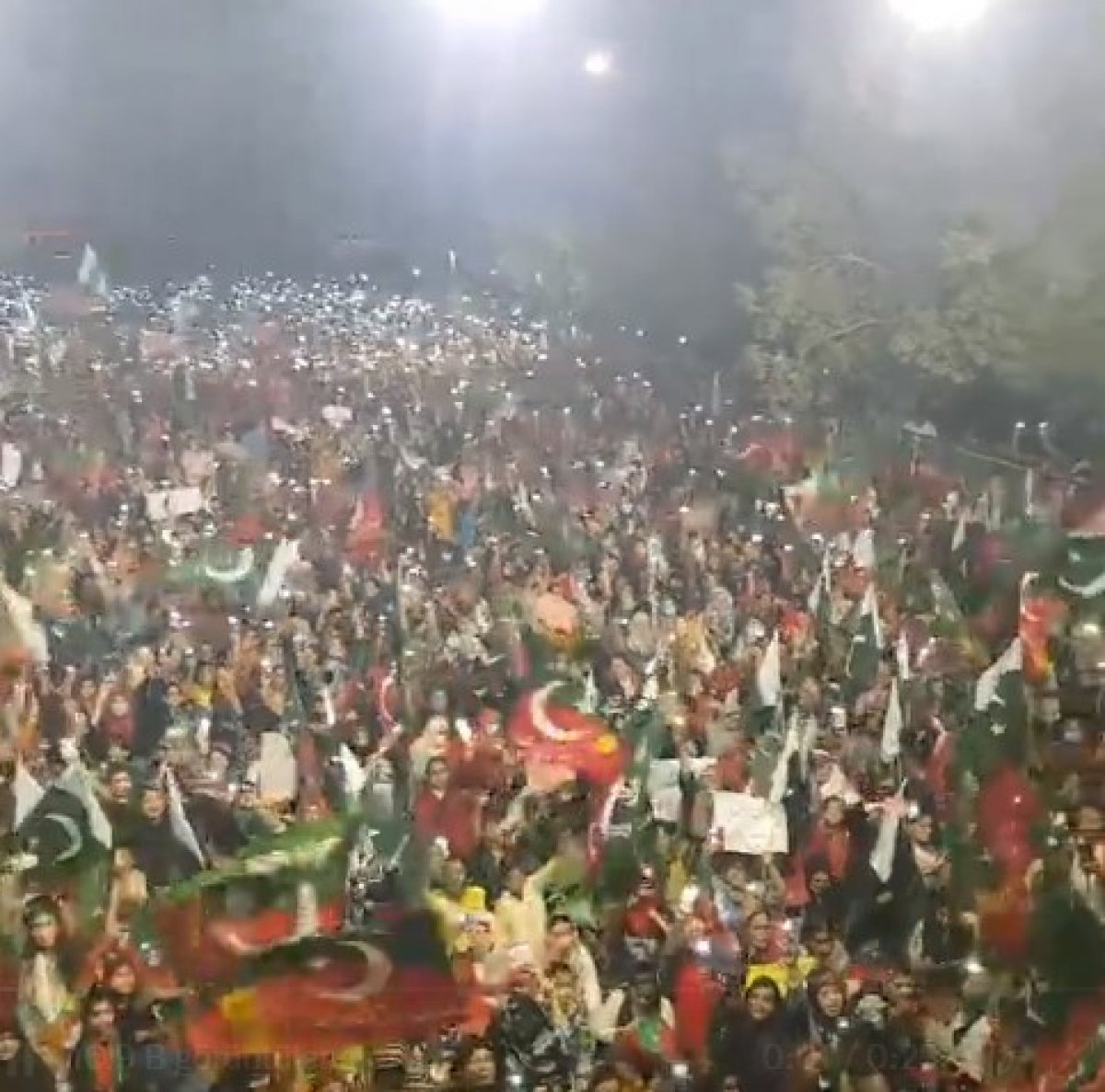 Pakistan da İmran Han destekçileri meydanlarda toplandı #2