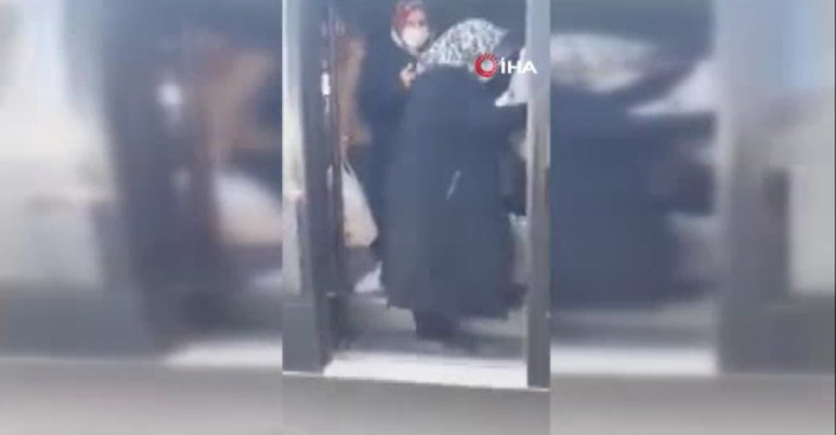 Ankara da alışveriş tutarı 50 TL altında kalan yaşlı kadın, servis aracından zorla indirildi #1