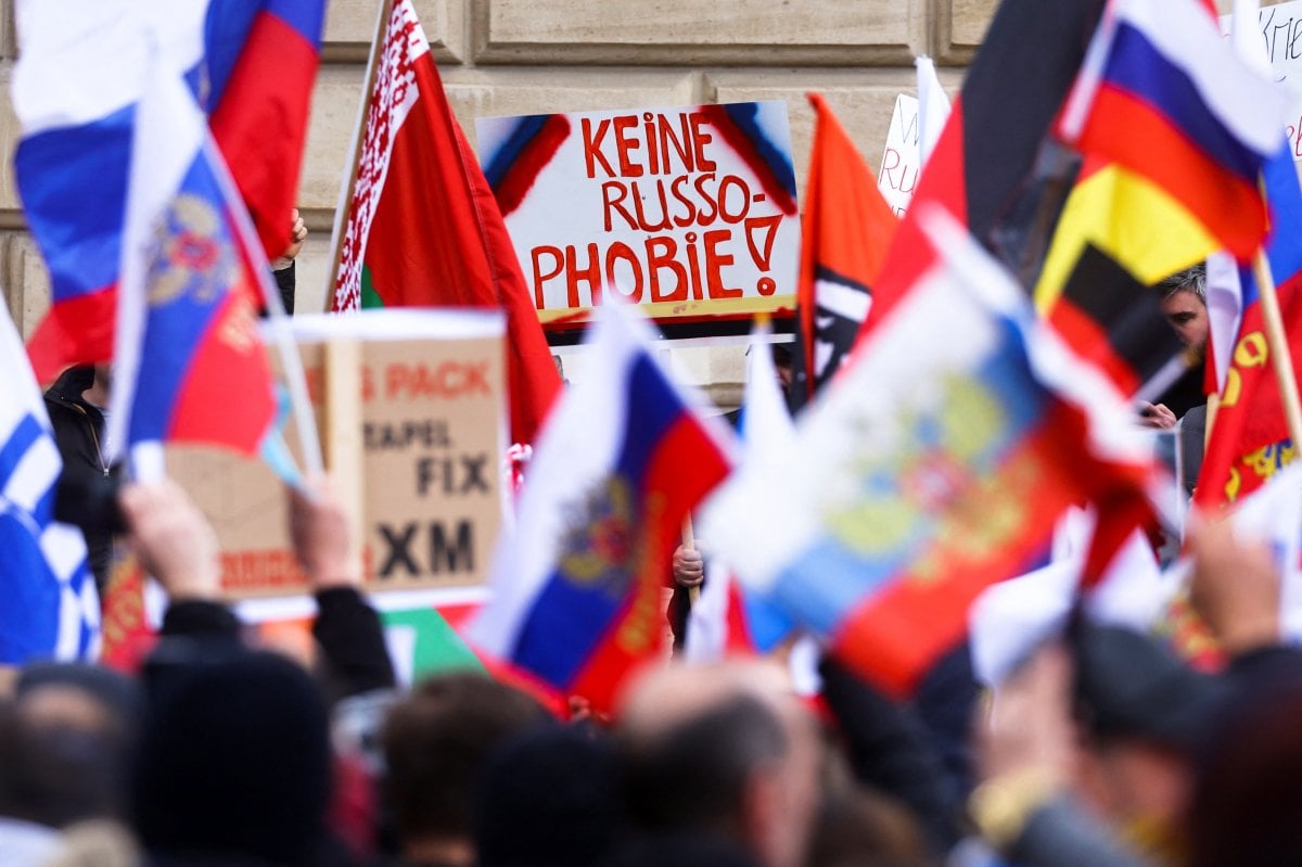 Almanya’da Rusya yanlıları ve karşıtları gösteriler düzenledi #5