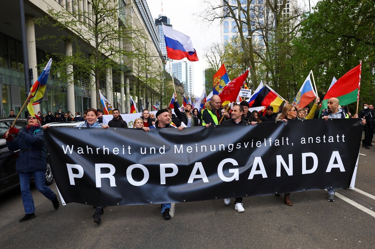 Almanya’da Rusya yanlıları ve karşıtları gösteriler düzenledi #4