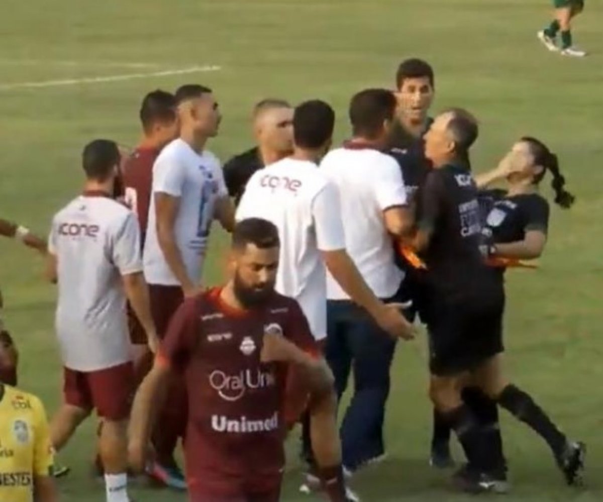 In Brazil, the coach headbutted the female referee #1