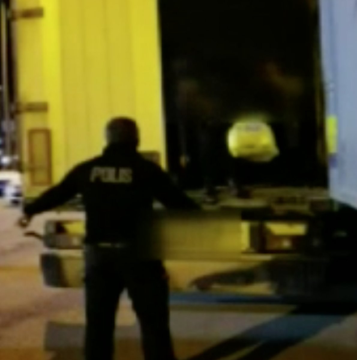 İstanbul daki tır dorsesinde 39 kaçak göçmen yakalandı #1