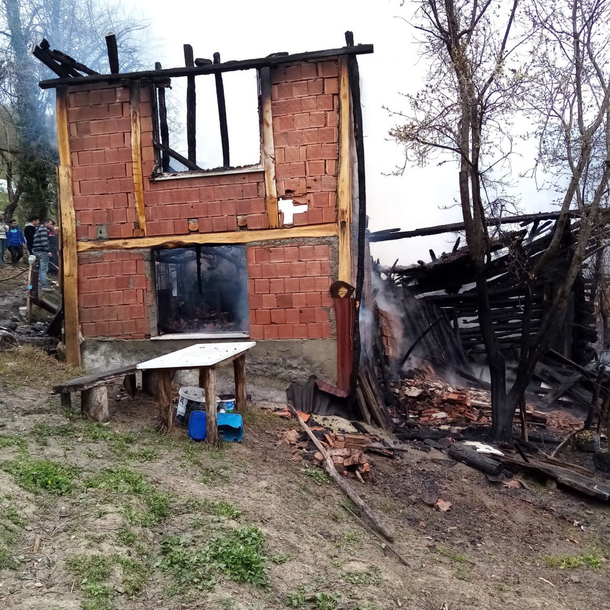 Kastamonu da 2 katlı ahşap ev yandı, engelli çocuk öldü  #1