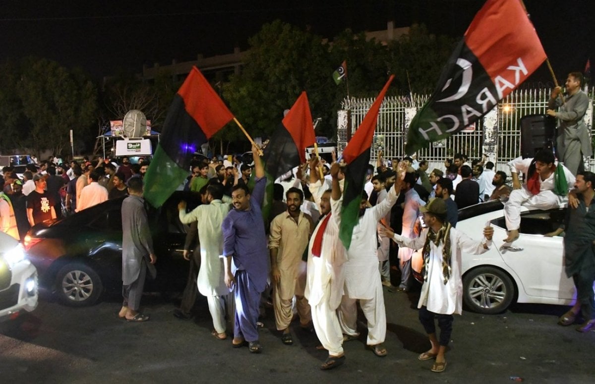Pakistan da İmran Han destekçileri meydanlarda toplandı #7