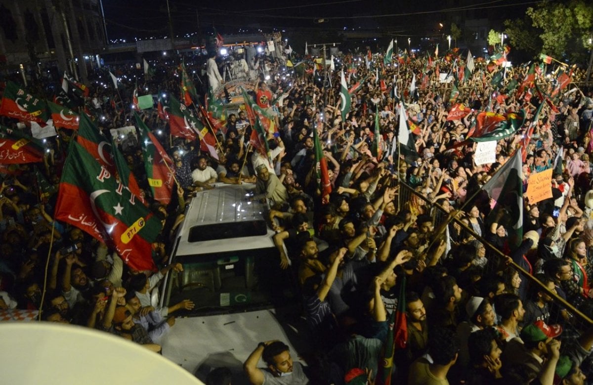 Pakistan da İmran Han destekçileri meydanlarda toplandı #11