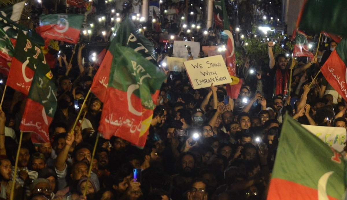 Pakistan da İmran Han destekçileri meydanlarda toplandı #10