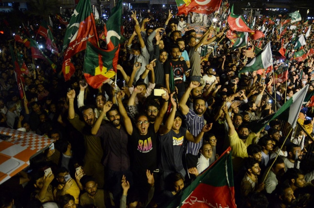 Pakistan da İmran Han destekçileri meydanlarda toplandı #9