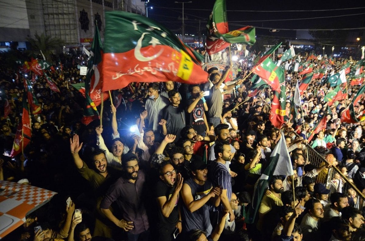 Pakistan da İmran Han destekçileri meydanlarda toplandı #8
