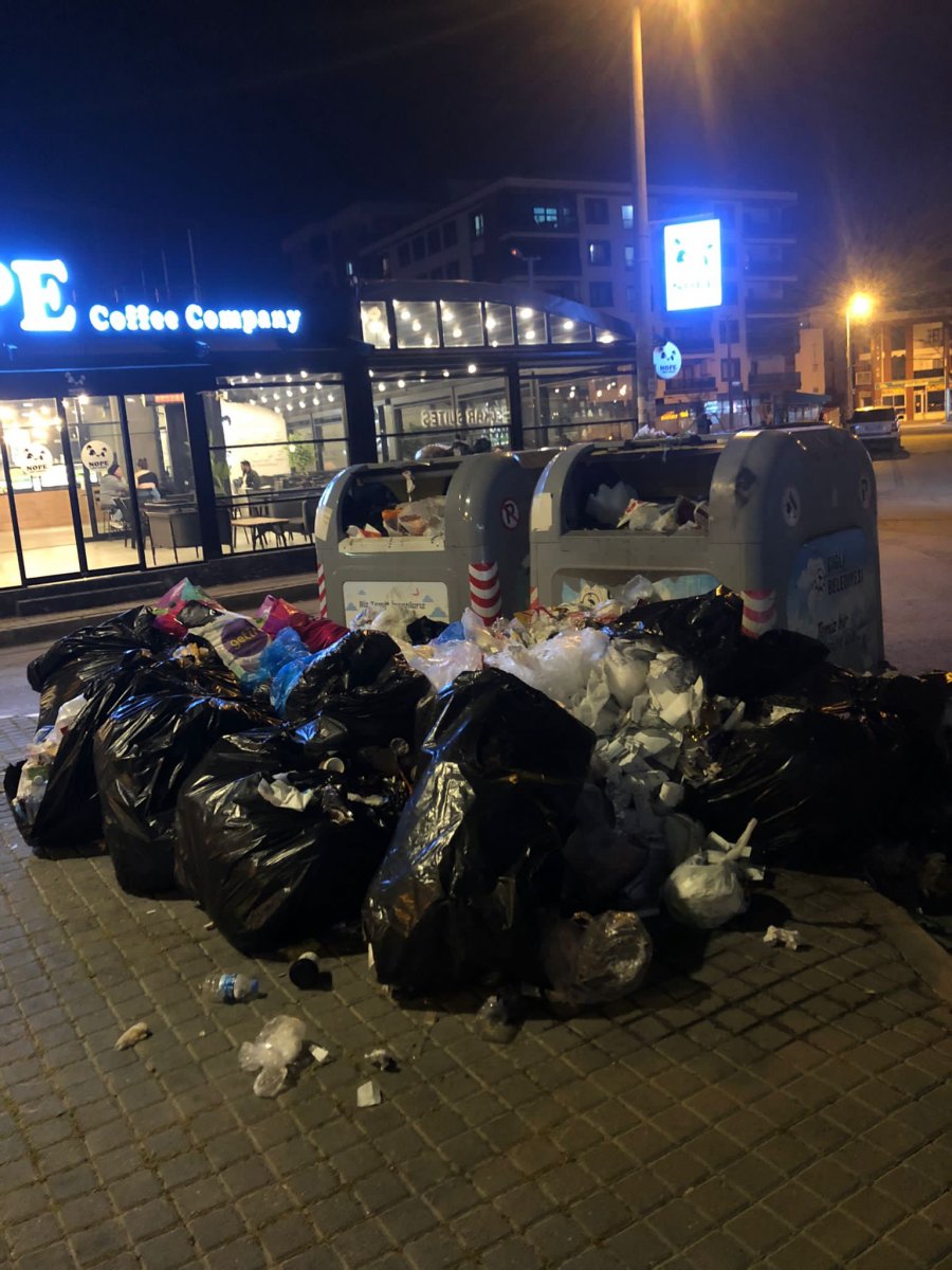 Belediye işçilerinin greve gittiği Çiğli de çöpler sokakları doldurdu #6