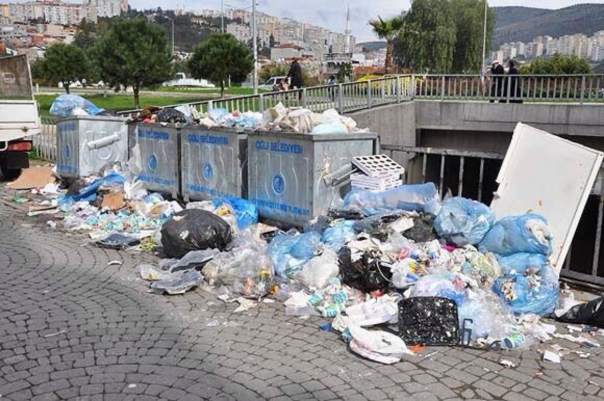 Belediye işçilerinin greve gittiği Çiğli de çöpler sokakları doldurdu #8