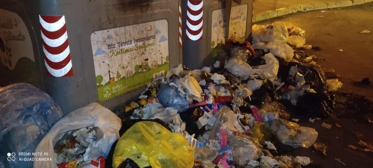 Belediye işçilerinin greve gittiği Çiğli de çöpler sokakları doldurdu #1