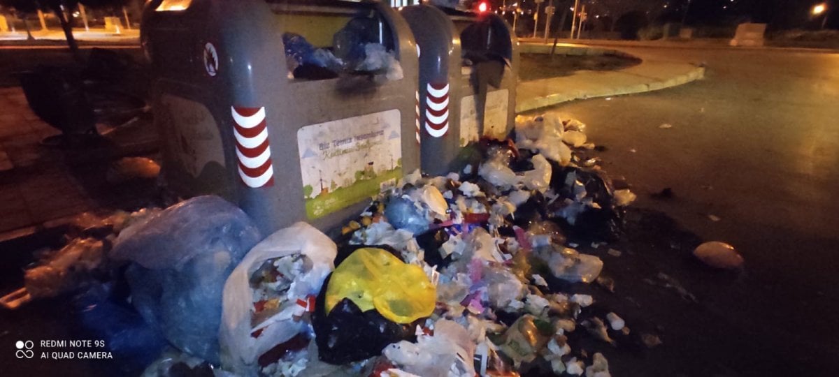 Belediye işçilerinin greve gittiği Çiğli de çöpler sokakları doldurdu #4
