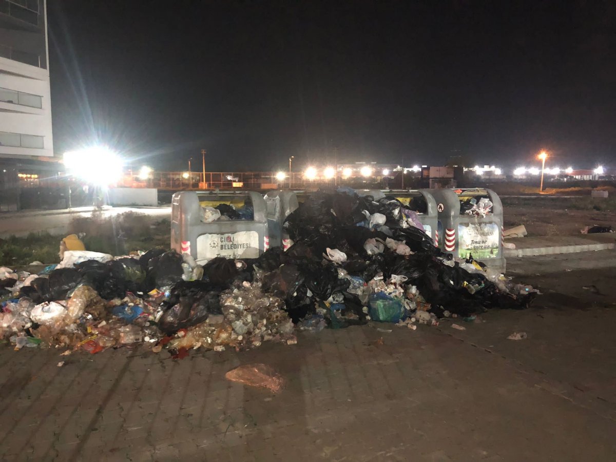 Belediye işçilerinin greve gittiği Çiğli de çöpler sokakları doldurdu #7