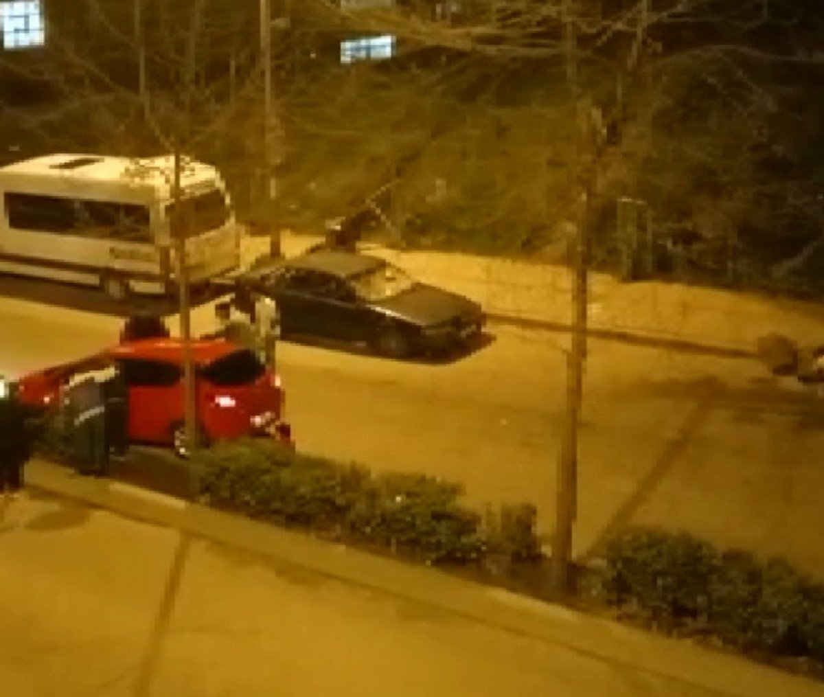 Esenyurt ta eşinin kaçırıldığını sandı; arabanın camını kırdı #2