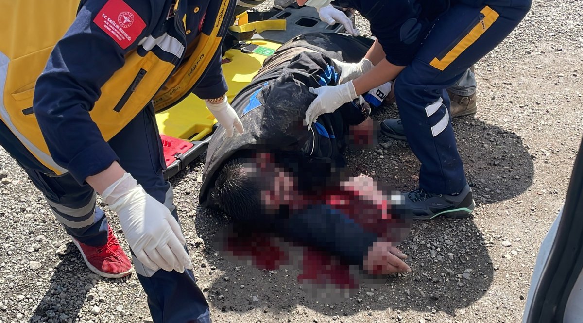 Düzce de otomobile çarpan motosikletli, yola savruldu #2