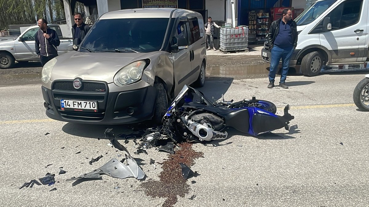 Düzce de otomobile çarpan motosikletli, yola savruldu #1