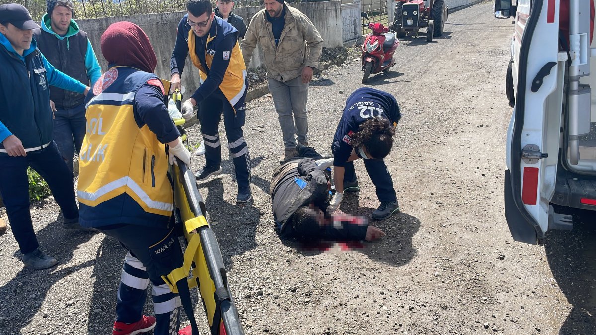 Düzce de otomobile çarpan motosikletli, yola savruldu #3