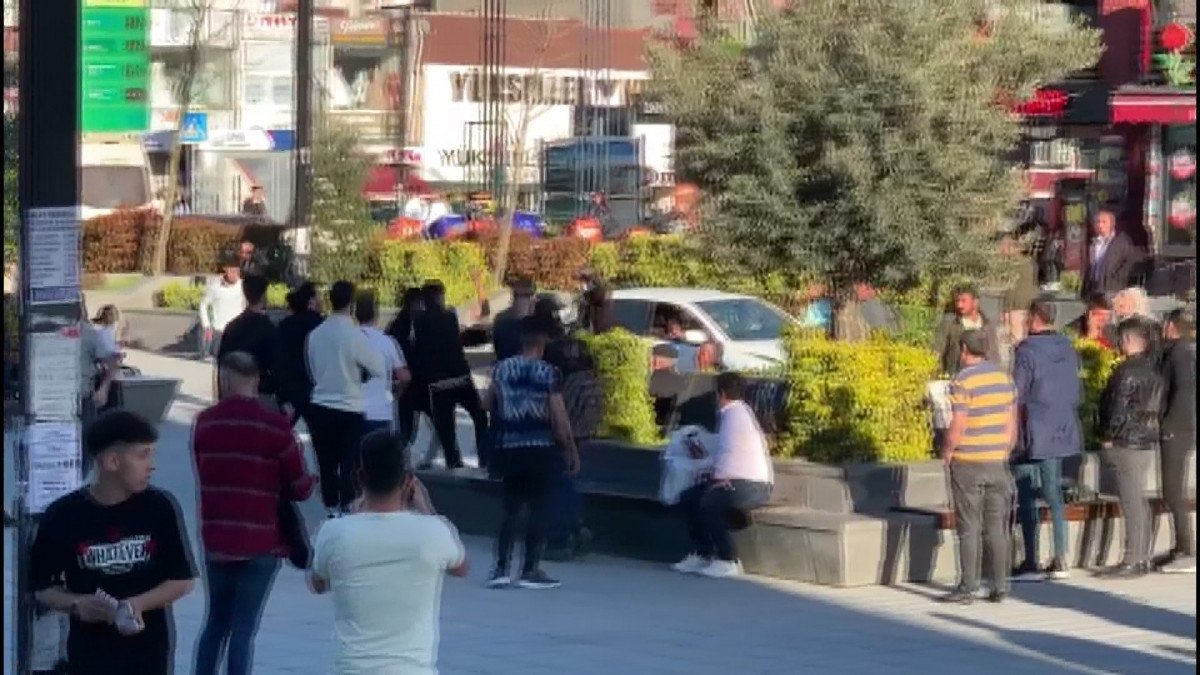 Esenyurt Meydanı’nda iki grubun kavgası #1