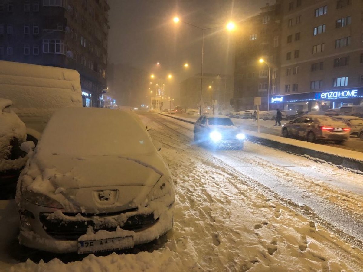 Erzurum’da Nisan ayında kar yağışı etkili oluyor #1
