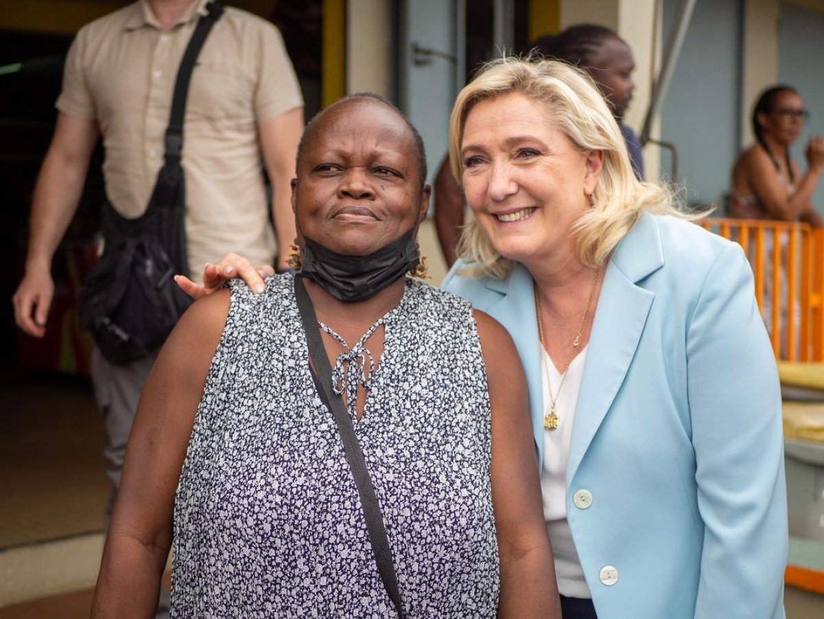 Marine Le Pen in siyahiyle fotoğrafı gündem oldu #1