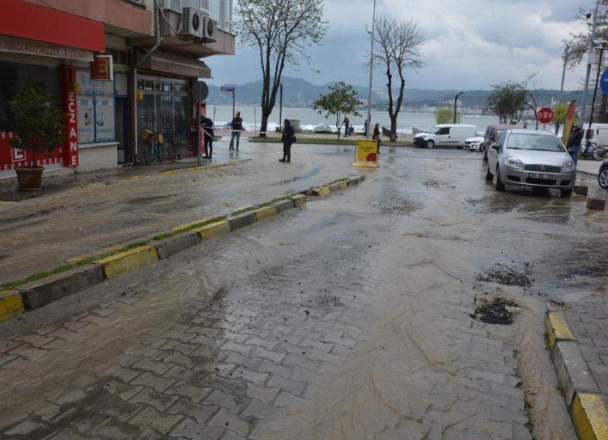 Ordu da açık unutulan şebeke borusu caddeyi göle çevirdi #2