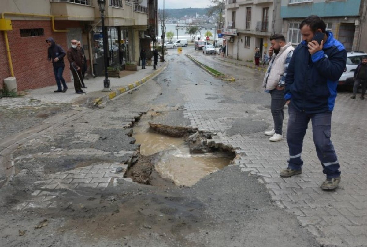 Ordu da açık unutulan şebeke borusu caddeyi göle çevirdi #3
