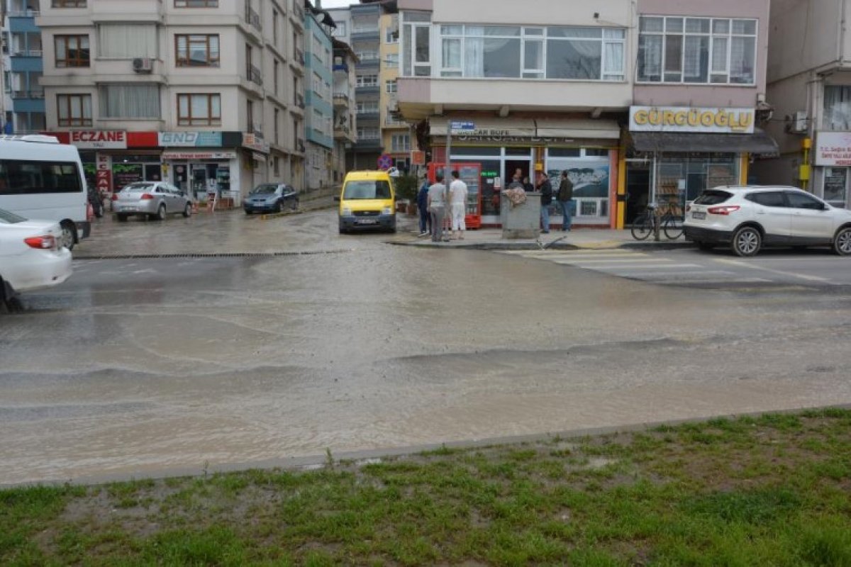 Ordu da açık unutulan şebeke borusu caddeyi göle çevirdi #1