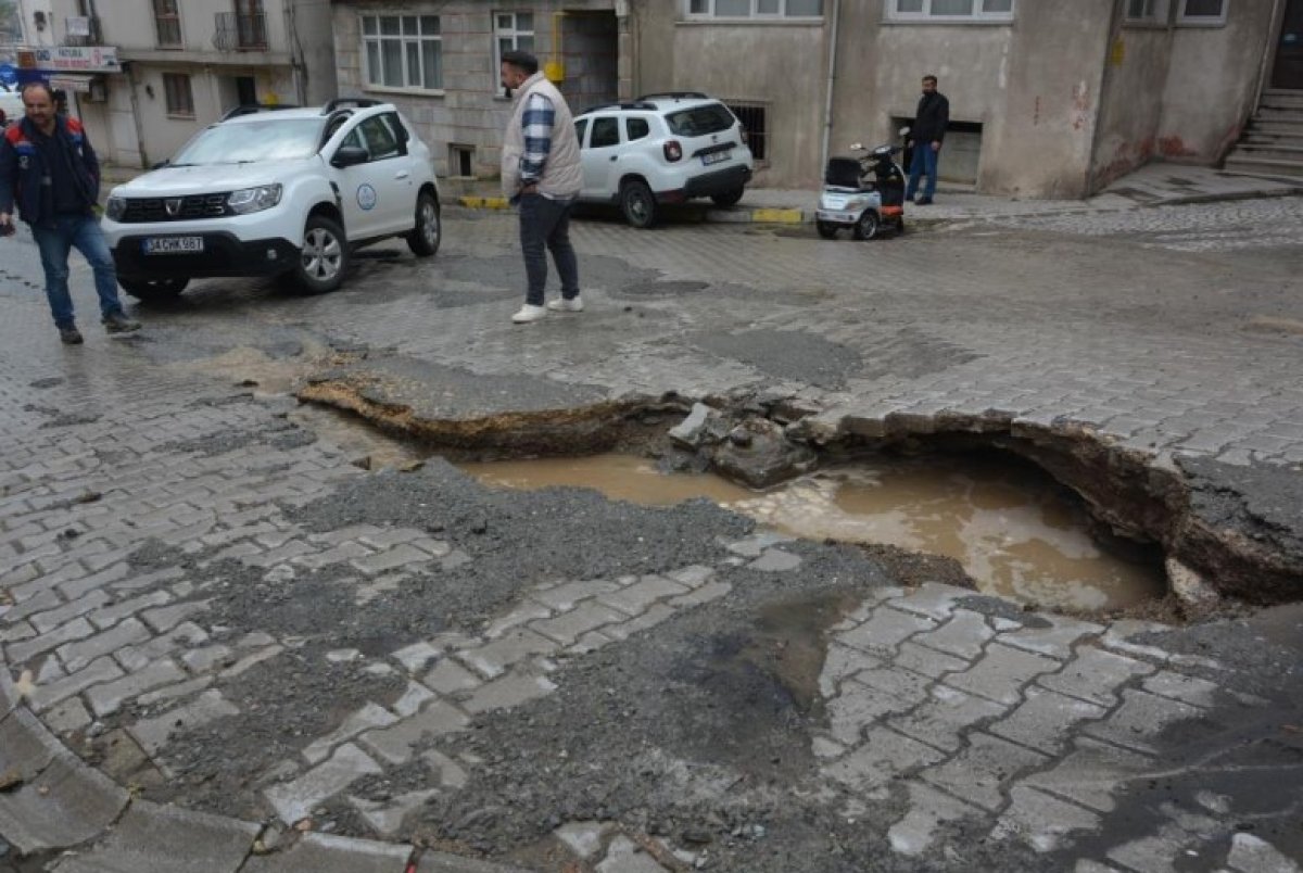 Ordu da açık unutulan şebeke borusu caddeyi göle çevirdi #4