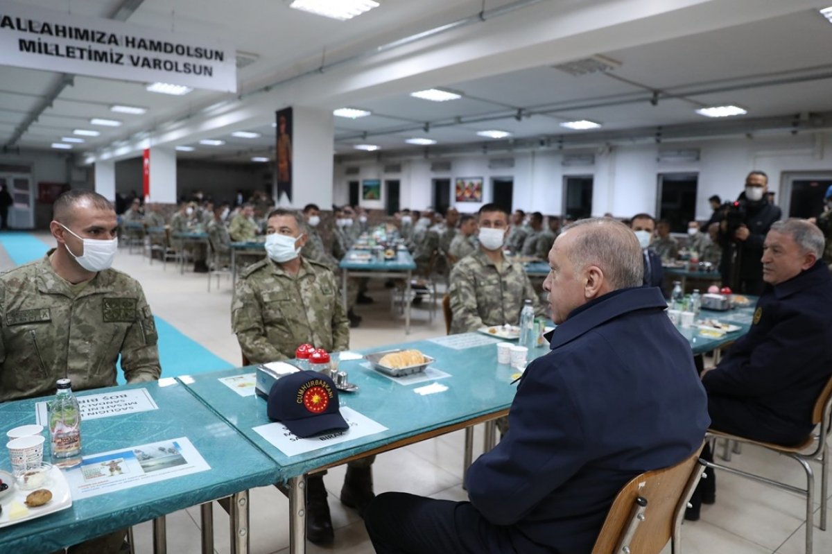 Cumhurbaşkanı Erdoğan Mehmetçikle iftar yaptı #1