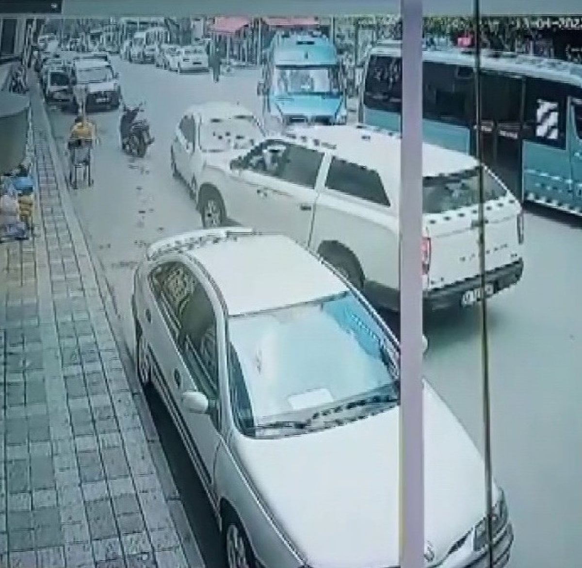 Ümraniye de direksiyon başında rahatsızlanan sürücü dehşet saçtı #4