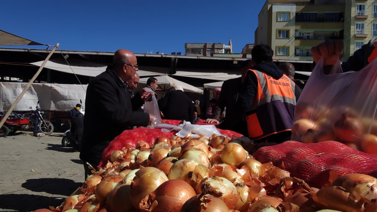 İslahiye de belediyenin pazar tezgahı: Soğanın kilosu 3, patatesin kilosu 5 TL den satıldı #7