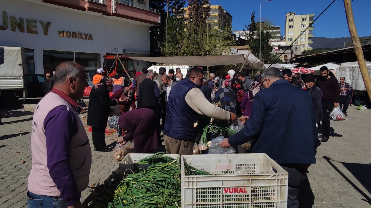 İslahiye de belediyenin pazar tezgahı: Soğanın kilosu 3, patatesin kilosu 5 TL den satıldı #4