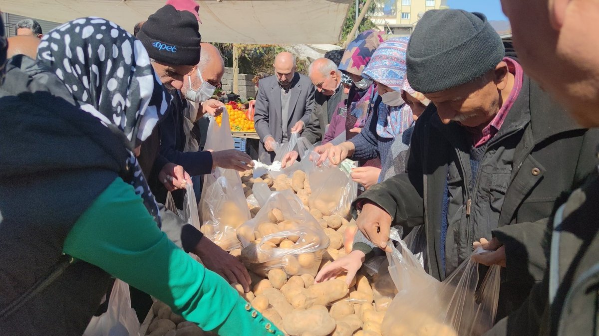 İslahiye de belediyenin pazar tezgahı: Soğanın kilosu 3, patatesin kilosu 5 TL den satıldı #1