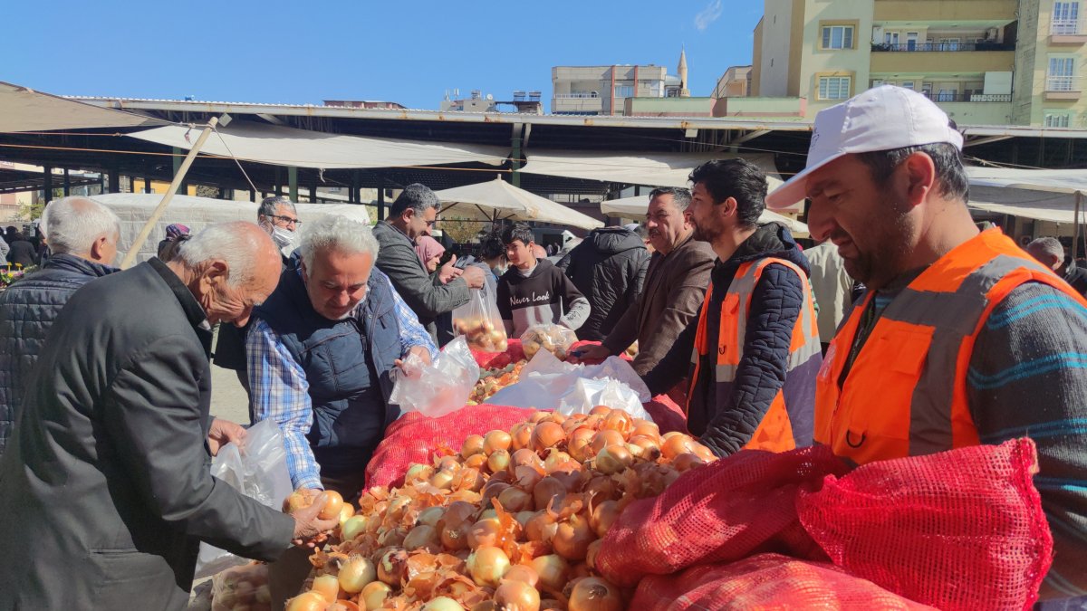 İslahiye de belediyenin pazar tezgahı: Soğanın kilosu 3, patatesin kilosu 5 TL den satıldı #5