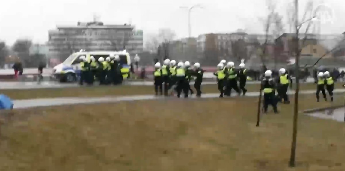 İsveç te aşırı sağcı politikacıdan polis korumasında Kur an-ı Kerim provokasyonu #2