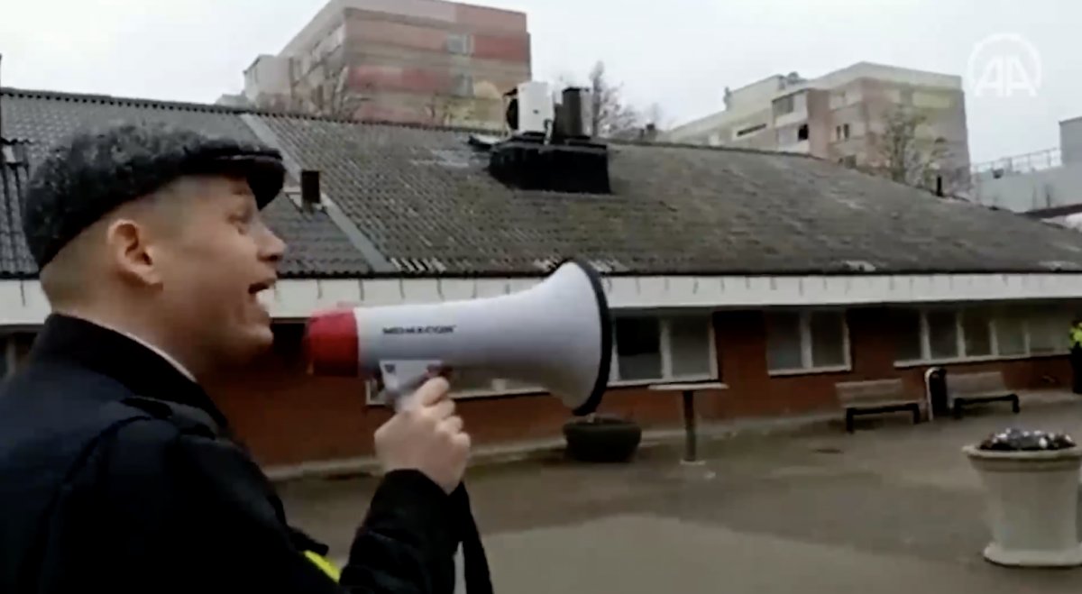 İsveç te aşırı sağcı politikacıdan polis korumasında Kur an-ı Kerim provokasyonu #3